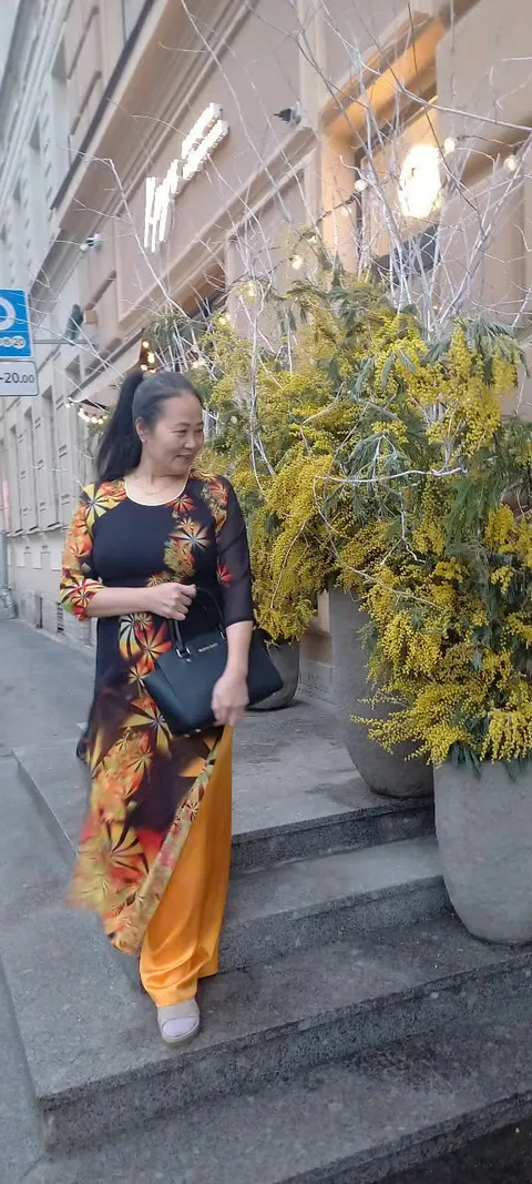 Phuong Vi, Nga